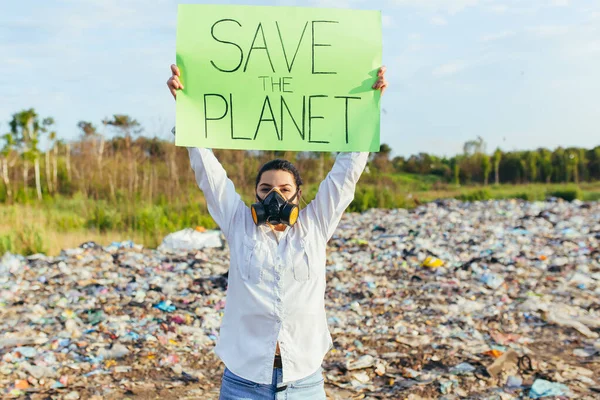 Kobieta Plakatem Uratować Planetę Pikiety Środowiska Zanieczyszczone Śmieci Płonący Ogień — Zdjęcie stockowe