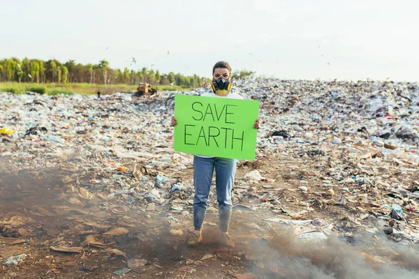 Mulher Com Cartaz Salvar Planeta Piquetes Ambiente Contaminado Com Lixo — Fotografia de Stock