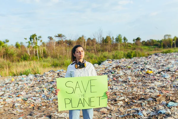 Mujer Con Afiche Salvar Planeta Piquetes Ambiente Contaminado Con Basura — Foto de Stock