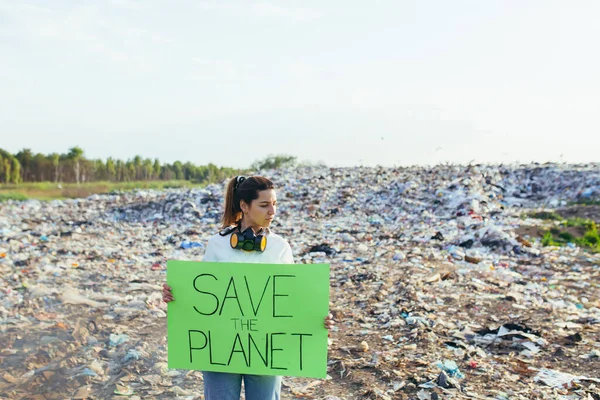 Kobieta Plakatem Uratować Planetę Pikiety Środowiska Zanieczyszczone Śmieci Płonący Ogień — Zdjęcie stockowe