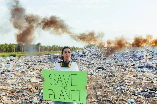 Kvinna Med Affisch Rädda Planeten Raketer Skräp Förorenad Miljö Brinnande — Stockfoto