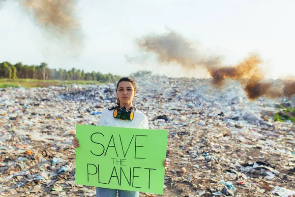 Kobieta Plakatem Uratować Planetę Pikiety Środowiska Zanieczyszczone Śmieci Płonący Ogień — Zdjęcie stockowe