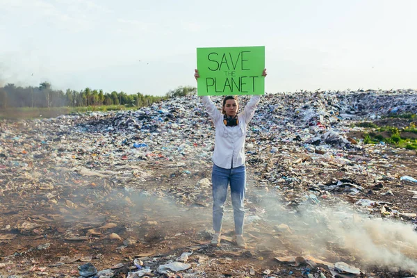 Mulher Com Cartaz Salvar Planeta Piquetes Ambiente Contaminado Com Lixo — Fotografia de Stock