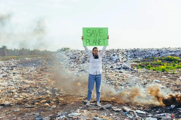 Mulher Com Cartaz Salvar Planeta Piquetes Ambiente Contaminado Com Lixo — Fotografia de Stock