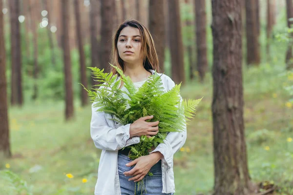 Kvinna Skogen Kramar Bukett Ormbunkar Ung Aktivist Skyddar Skogen — Stockfoto