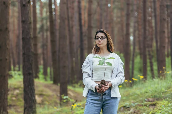 Ung Kvinnlig Volontär Planterar Skog Håller Planta Sina Händer — Stockfoto