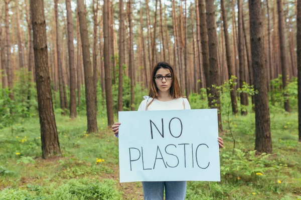 Ung Kvinnlig Aktivist Står Skogen Utan Plastaffisch Volontär Kämpar Med — Stockfoto