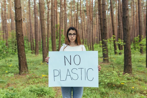 Jovem Ativista Feminina Floresta Sem Cartaz Plástico Voluntária Lutando Com — Fotografia de Stock
