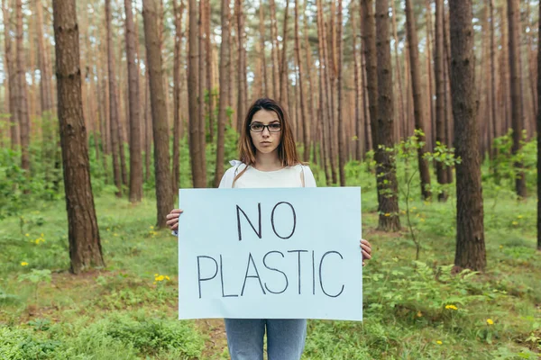 Ung Kvinnlig Aktivist Står Skogen Utan Plastaffisch Volontär Kämpar Med — Stockfoto