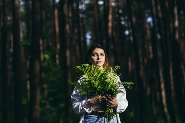 Una Mujer Bosque Abraza Ramo Helechos Joven Activista Protege Bosque —  Fotos de Stock