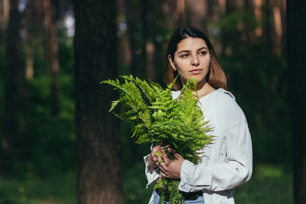 Una Mujer Bosque Abraza Ramo Helechos Joven Activista Protege Bosque —  Fotos de Stock