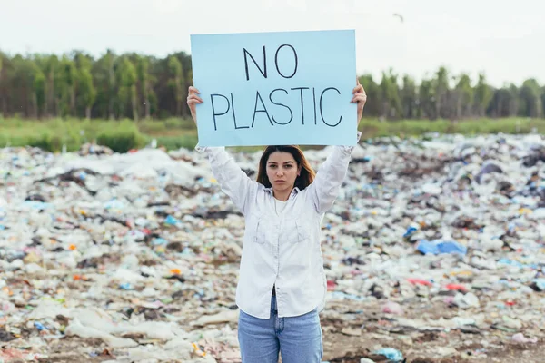 女性ボランティアは ポスターなしプラスチックで埋め立て地を選ぶ 環境汚染との闘い活動家 — ストック写真