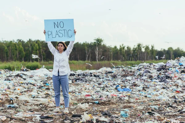 女性ボランティアは ポスターなしプラスチックで埋め立て地を選ぶ 環境汚染との闘い活動家 — ストック写真