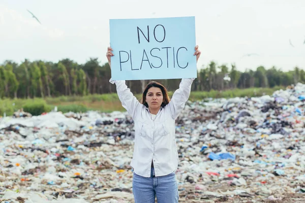 Mulher Voluntária Faz Piquetes Aterro Sanitário Com Cartaz Sem Plástico — Fotografia de Stock