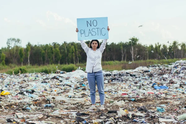 女性ボランティアは ポスターなしプラスチックで埋め立て地を選ぶ 環境汚染との闘い活動家 — ストック写真