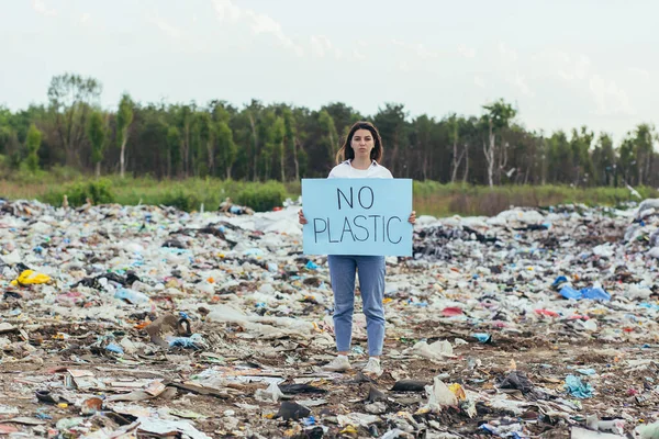 女性ボランティアは ポスターなしプラスチックで埋め立て地を選ぶ 環境汚染との闘い活動家 — ストック写真