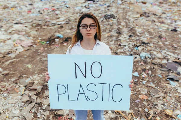 Vrouwelijke Vrijwilliger Pikt Een Stortplaats Met Een Poster Geen Plastic — Stockfoto