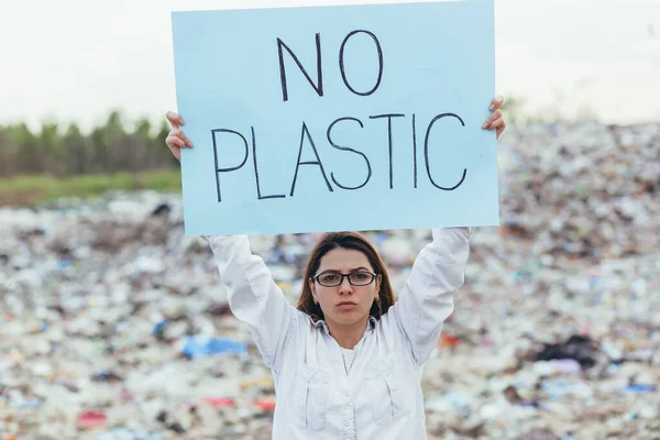 Mulher Voluntária Faz Piquetes Aterro Sanitário Com Cartaz Sem Plástico — Fotografia de Stock