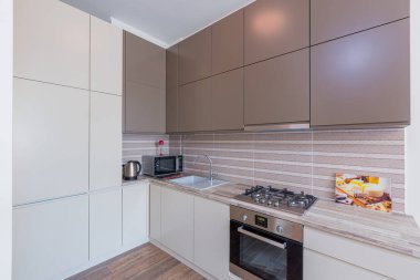 Mutfağın içi gri modern tarzda..