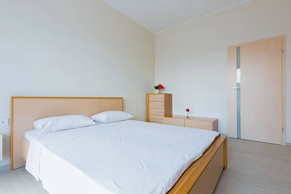 Bir Yatak Odasının Içinde Açık Renkli Büyük Bir Yatak Odası — Stok fotoğraf