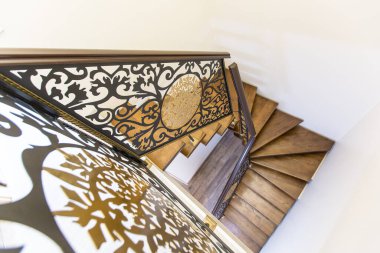 Dairenin iç tarafındaki koridorda tahta merdivenler var.