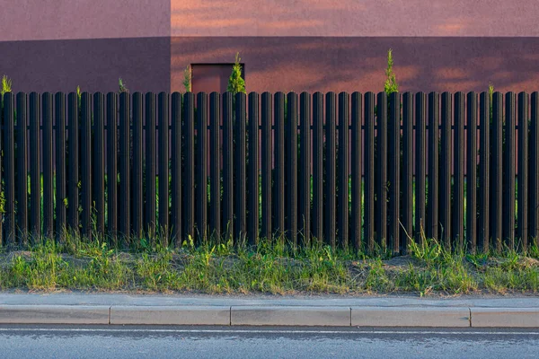 Inbyggd Metall Staket Grå Och Mörk Färg Foto Från Gatan — Stockfoto