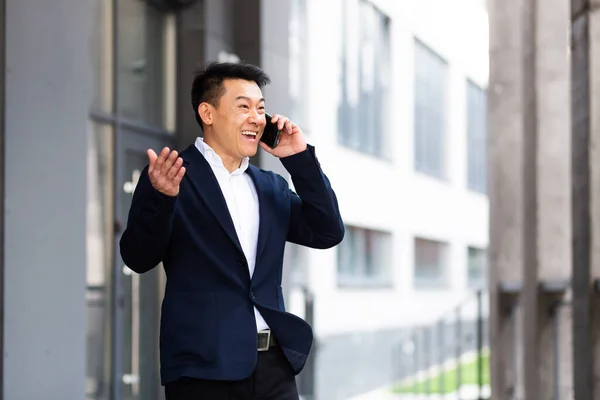 Asiático Hombre Negocios Hablando Por Teléfono Alegre Sonriente Informes Buenas — Foto de Stock