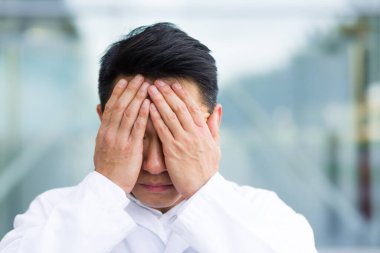 Doktor Asyalı 'nın portresi işten sonra yoruldu.