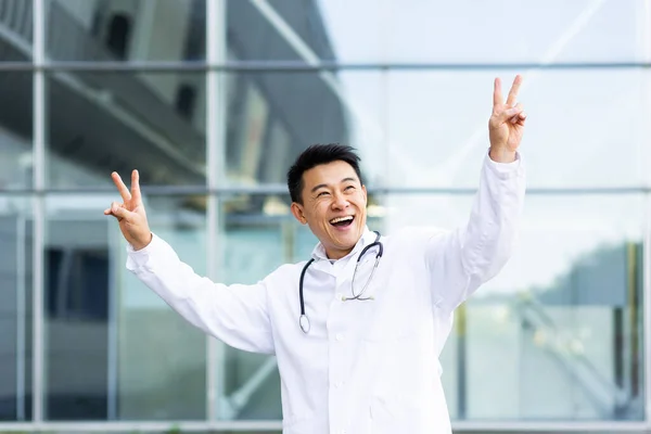 Retrato Alegre Médico Asiático Bailando Contento Con Los Resultados Del — Foto de Stock