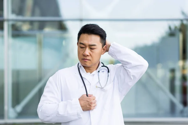 Médecin Asiatique Est Fatigué Après Travail Déprimé Déçu Par Travail — Photo