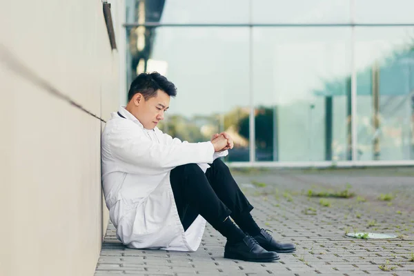 Retrato Médico Asiático Hombre Cansado Después Trabajar Sentado Suelo Cerca — Foto de Stock