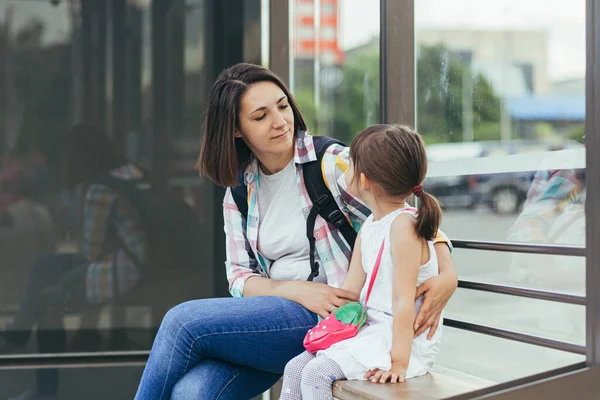 Una Joven Con Hija Está Esperando Autobús Público Estación Autobuses —  Fotos de Stock