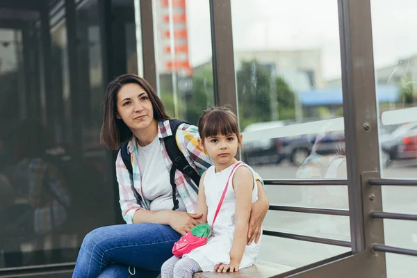 Eine Junge Frau Mit Ihrer Tochter Wartet Busbahnhof Auf Einen — Stockfoto