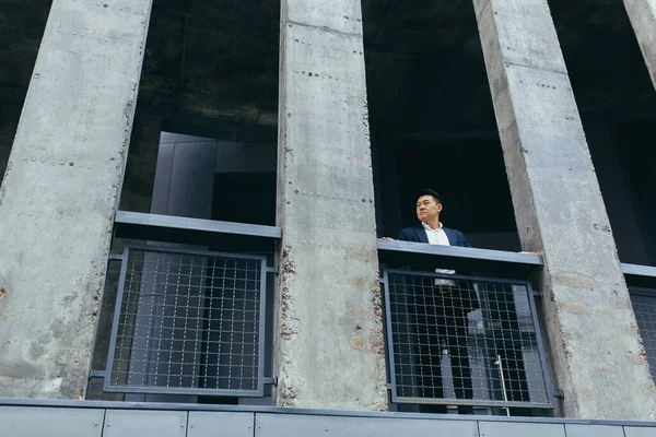 Ung Asiatisk Affärsman Står Nära Modern Svart Kontorsbyggnad Betong Balkong — Stockfoto
