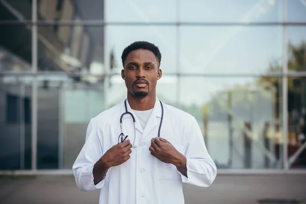 Retrato Jovem Médico Afro Americano Sério Perto Clínica Vestido Médico — Fotografia de Stock