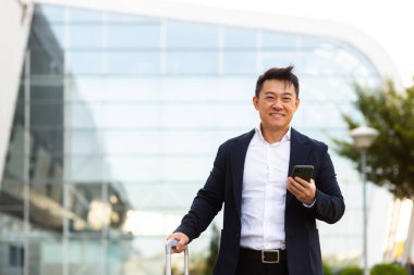 İş adamı cep telefonuyla mektuplaştı. Uzaktan iş arkadaşlarıyla iletişim kurmak için kurma uygulamasını kullandı.