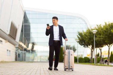 İş adamı cep telefonuyla mektuplaştı. Uzaktan iş arkadaşlarıyla iletişim kurmak için kurma uygulamasını kullandı.