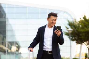 İş adamı cep telefonuyla mektuplaştı. Uzaktan iş arkadaşlarıyla iletişim kurmak için kurma uygulamasını kullandı.