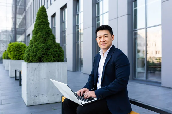 Glada Manliga Asiatiska Affärsman Som Arbetar Laptop Online Banking Datorn — Stockfoto