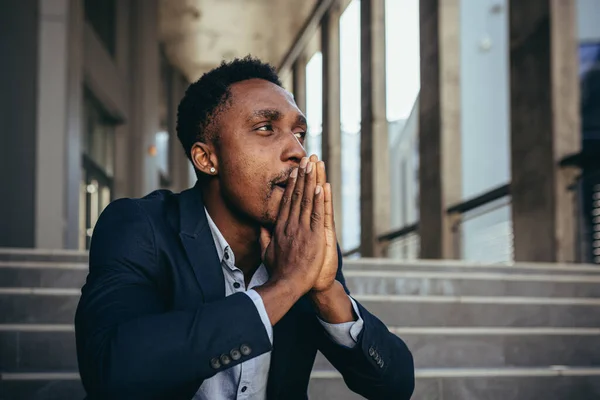 Erkek Ofis Çalışanı Işten Sonra Yorgun Afro Amerikan Başı Ağrıyor — Stok fotoğraf