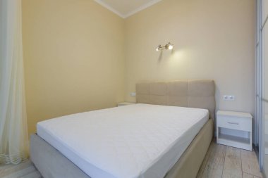 Büyük bir yatak odası, büyük bir yatak odası ve bir gardırop fotoğrafı.