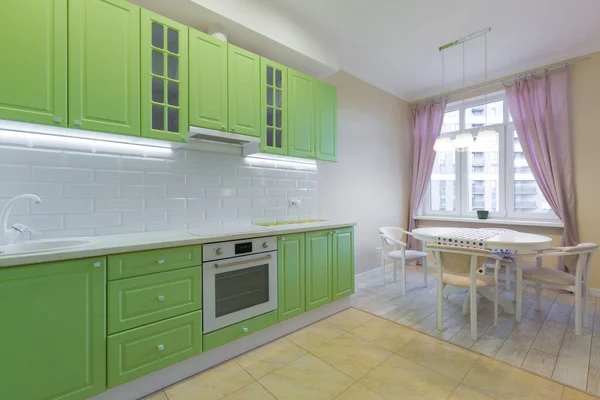 Yeşil Modern Mutfağı Olan Büyük Bir Stüdyo Odası — Stok fotoğraf