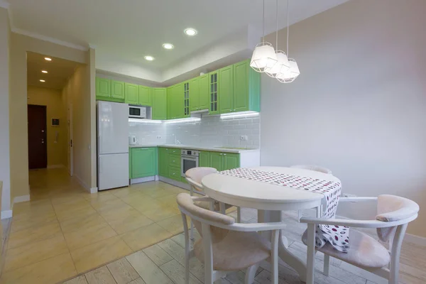 Yeşil Modern Mutfağı Olan Büyük Bir Stüdyo Odası — Stok fotoğraf