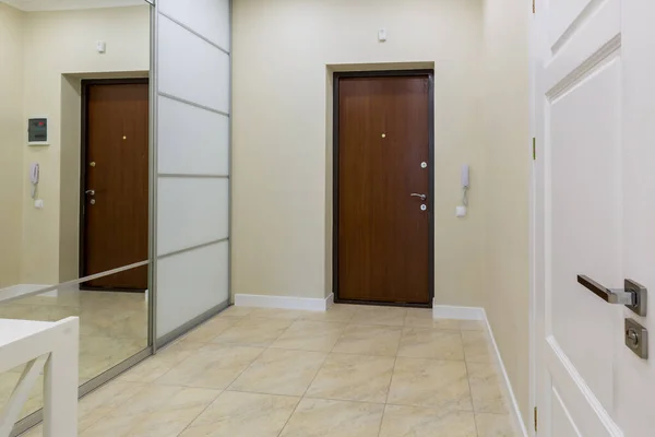 Interior Foto Koridor Pintu Masuk Apartemen Dengan Lemari Putih Besar — Stok Foto