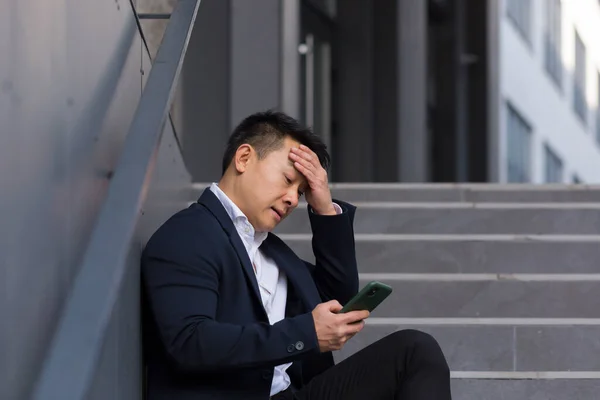 Азіатський Комерсант Брокер Повідомляє Про Погані Новини Які Говорять Телефону — стокове фото