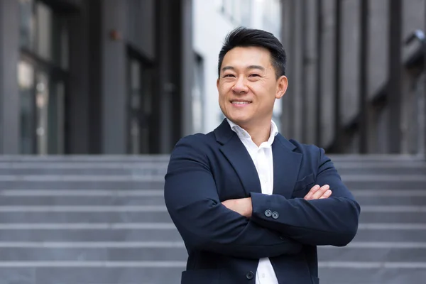 Porträtt Asiatisk Glad Och Framgångsrik Affärsman Nära Kontoret Kostym Säker — Stockfoto
