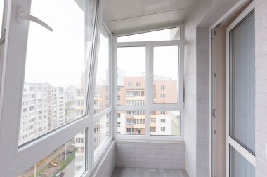 Dairenin içinde boş bir balkon resmi var.