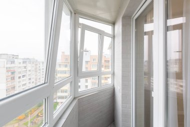 Dairenin içinde boş bir balkon resmi var.