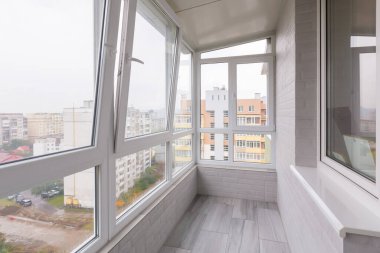 Dairenin içinde boş bir balkon resmi var.