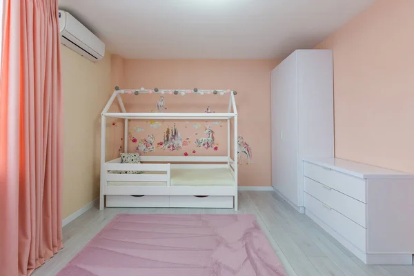 室内照相儿童房给一个粉红的浅色女孩 还有一个白色的小床 — 图库照片